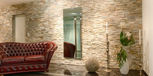 Акцентная стена в гостиной из камня 3D панели RKS SLATE Сланец Beige Slate Classic фото (9)