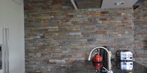 Фартук и стены в кухне из 3D мозаики из камня RKS SLATE Сланец Rusty Slate Rockface заказать (2)