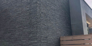 Фасад из черного камня полосой 3D панели RKS SLATE Кварцит Black Quartz Pencil купить (1)