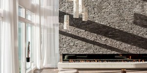Акцентная стена в гостинной облицованная 3D панелями из натурального камня Кварцит Black Quartz Classic от бренда RKS SLATE посмотреть фото и ку