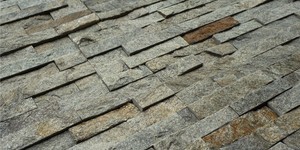 Акцентная стена облицованная 3D панелями из природного камня Кварцит Green Quartz от бренда  RKS SLATE фото (1)