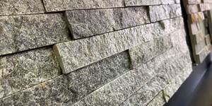 Акцентная стена облицованная 3D панелями из природного камня Кварцит Green Quartz от бренда  RKS SLATE фото (4)