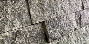 Акцентная стена облицованная 3D панелями из природного камня Кварцит Green Quartz от бренда  RKS SLATE фото (5)