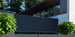 Облицованный дом черным камнем 3D панели RKS SLATE Сланец Matt Black Slate Classic смотреть фото, можно купить в компании РКС Клинкер (1)