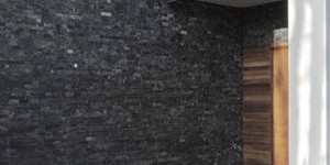 Облицованный дом черным камнем 3D панели RKS SLATE Сланец Matt Black Slate Classic смотреть фото, можно купить в компании РКС Клинкер (15)