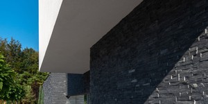 Облицованный дом черным камнем 3D панели RKS SLATE Сланец Matt Black Slate Classic смотреть фото, можно купить в компании РКС Клинкер (6)