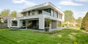Цоколь облицованный 3D панелями из натурального камня Кварцит Black Quartz Classic от бренда RKS SLATE фото готового дома смотреть (3)