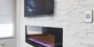 Отделка фасада камина из каменной 3D панели RKS SLATE Кварцит White Quartz Classic фото готового камина (15)