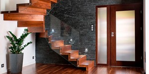 Отделка стены лестничного пролета 3D панелями из натурального камня Кварцит Black Quartz Classic от бренда RKS SLATE фото после монтажа (7)
