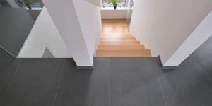 Насыщенная черная плитка для коридора, холла из камня RKS SLATE Сланец Brazil Black Natural не скользит (6)