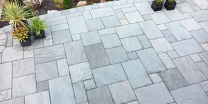 Благоустройство  территории серой каменной плиткой RKS SLATE Сланец Jack Multicolor Natural купить с доставкой (2)
