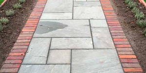 Дорожки у дома из серой каменной плитки из песчаника RKS SLATE Belgian Grey фото после монтажа (5)