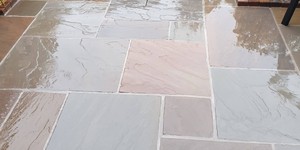 Мощение каменными плитами из песчаника RKS SLATE Belgian Multi фото плитки во дворе (2)