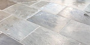 Мощение серой каменной плиткой во дворе - Плитка из песчаника RKS SLATE Belgian Grey купить с доставкой (5)