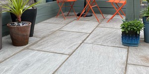 Мощение серой каменной плиткой во дворе - Плитка из песчаника RKS SLATE Belgian Grey купить с доставкой (6)