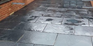 Мощение черной плиткой во дворе частного дома - натуральный известняк Belgian Black от RKS SLATE купить (2)