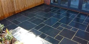 Мощение черной плиткой во дворе частного дома - натуральный известняк Belgian Black от RKS SLATE купить (5)