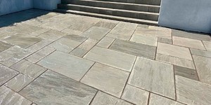 Настил во дворе из природного песчаника RKS SLATE Belgian Grey фото готовой укладки плитки (1)