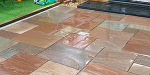 Плитка из песчаника дорожки во дворе фото RKS SLATE Belgian Multi купить с доставкой (1)