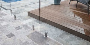 Плитка разного размера из травертина вокруг бассейна фото Silver French Pattern от RKS SLATE (4)