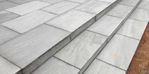 Ступени в ландшафте облицованные Плиткой из песчаника RKS SLATE Belgian Grey лучшее решение для мощения (2)
