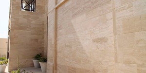 Фото дома облицованного плиткой из травертина Classic Vein Cut RKS SLATE доступна к заказу (2)
